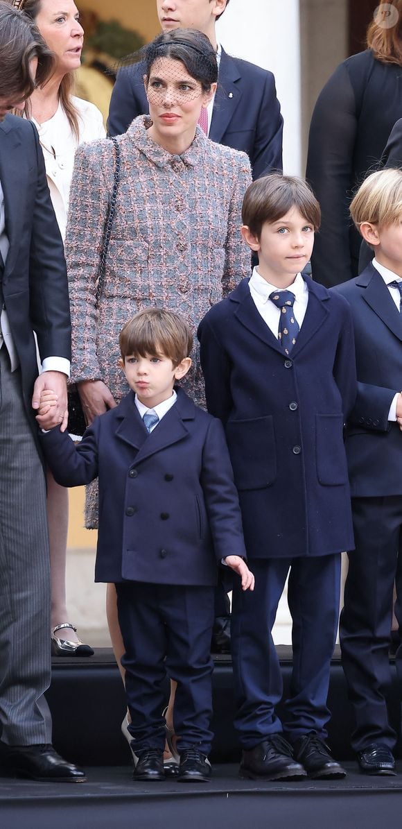 Balthazar Rassam, Charlotte Casiraghi, Raphaël Elmaleh - La famille princière de Monaco dans la cour du palais lors de la Fête Nationale de la principauté de Monaco le 19 novembre 2022.

© Dominique Jacovides / Bruno Bebert / Bestimage