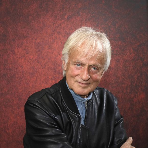Le chanteur irait bien et serait en convalescence.

Le chanteur Dave hospitalisé après une grave chute à son domicile - Portrait du Chanteur Dave lors de l'enregistrement de l'émission "L'instant de Luxe" à Paris le 19 novembre 2021.
CEDRIC PERRIN / BESTIMAGE