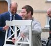 Le prince est engagé depuis plusieurs années dans cette cause.

Le prince William aide un locataire à transporter des meubles dans son nouvel appartement lors d'une visite à l'association de logement social Langstane, à Aberdeen le 30 juin 2026.
Andy Buchanan/WPA-Pool/Julien Burton/ Bestimage