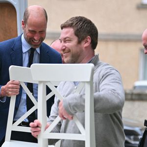Le prince est engagé depuis plusieurs années dans cette cause.

Le prince William aide un locataire à transporter des meubles dans son nouvel appartement lors d'une visite à l'association de logement social Langstane, à Aberdeen le 30 juin 2026.
Andy Buchanan/WPA-Pool/Julien Burton/ Bestimage