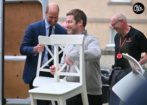 Le prince est engagé depuis plusieurs années dans cette cause.

Le prince William aide un locataire à transporter des meubles dans son nouvel appartement lors d'une visite à l'association de logement social Langstane, à Aberdeen le 30 juin 2026.
Andy Buchanan/WPA-Pool/Julien Burton/ Bestimage