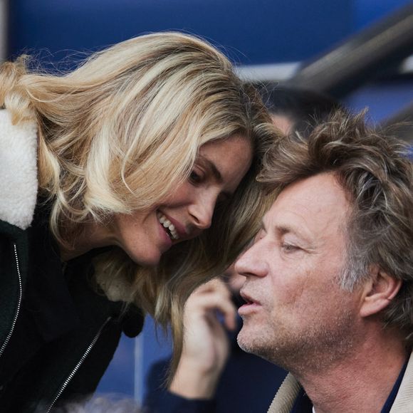 En couple depuis 2014, Laurent Delahousse et Alice Taglioni sont très discrets en amour.

Alice Taglioni et Laurent Delahousse dans les tribunes de la demi-finale retour de Ligue des champions au Parc des Princes à Paris, le 7 mai 2024. 

Photo : Cyril Moreau / Bestimage