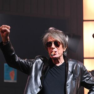 Jacques Dutronc et Thomas Dutronc en showcase de leur tournée "Dutronc & Dutronc" au Centre Evénementiel de Courbevoie le 11 avril 2022. Jacques et Thomas Dutronc se rejoignent sur scène pour une tournée unique !  Père et fils, monstres sacrés de la scène française, vous donnent rendez-vous pour des concerts exceptionnels sous le signe du partage et de la complicité. Deux artistes hors du commun à retrouver sur les routes de France. © Coadic Guirec/Bestimage