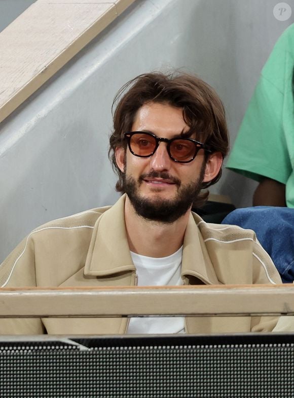 Et s'il a mis du temps à franchir le pas, c'est parce qu'il a pris le temps de choisir le modèle qui lui correspondrait le plus.

Pierre Niney en tribunes lors des Internationaux de France de Tennis de Roland Garros 2025, à Paris, France, le 6 juin 2025. © Jacovides-Moreau/Bestimage