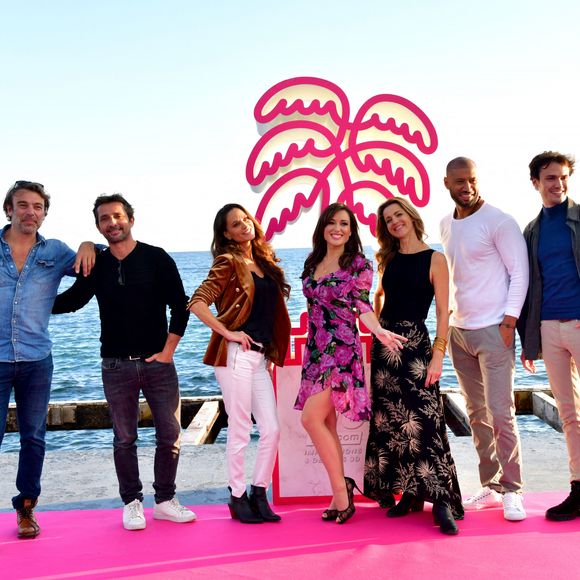 La série réunissait Hélène Rollès, Patrick Puydebat, Laure Guibert, Laly Meignan ou encore Philippe Vasseur.

Patrick Puydebat, Sébastien Roch, Carole Dechantre, Elsa Esnoult, Laure Guibert, Sébastien Roch et Elliot Delage durant le photocall sur le ponton du Majectic pour la série "Les Mystères de l'Amour" dans le cadre de Canneseries saison 3 au Palais des Festivals à Cannes, le 10 octobre 2020. Canneseries se déroule du 9 au 14 octobre avec des mesures sanitaires importantes dues au COVID-19. © Bruno Bebert / Bestimage