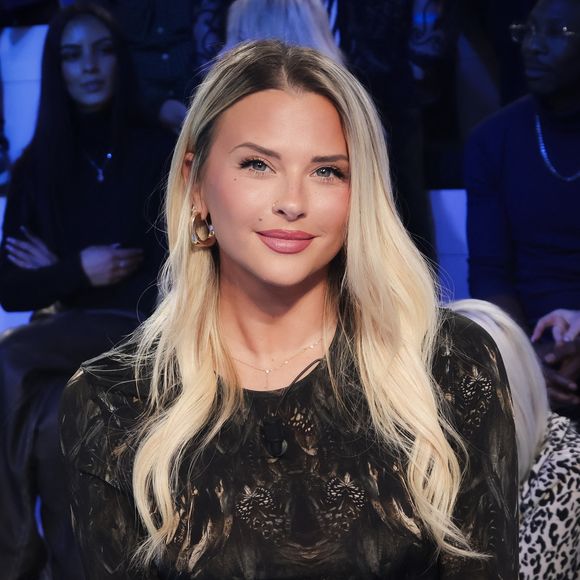 Kelly Vedovelli goûte aux joies de la maternité.

Exclusif - Kelly Vedovelli, sur le plateau de l’émission "TPMP".

© Jack Tribeca / Bestimage