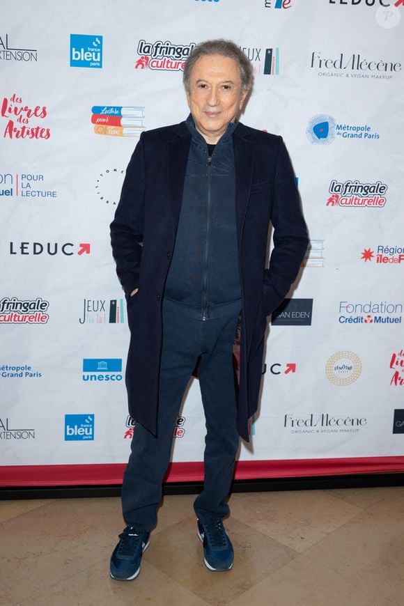 Le 18 janvier prochain, à la même heure, un nouveau match de rugby sera diffusé à la place de "Vivement dimanche" qui fera donc son retour à l'antenne le 25 janvier prochain.

Michel Drucker participe au festival du livre 'Des Livres, Des Artistes' à la Maison de la Chimie le 30 novembre 2024 à Paris, France. Photo par Nasser Berzane/ABACAPRESS.COM