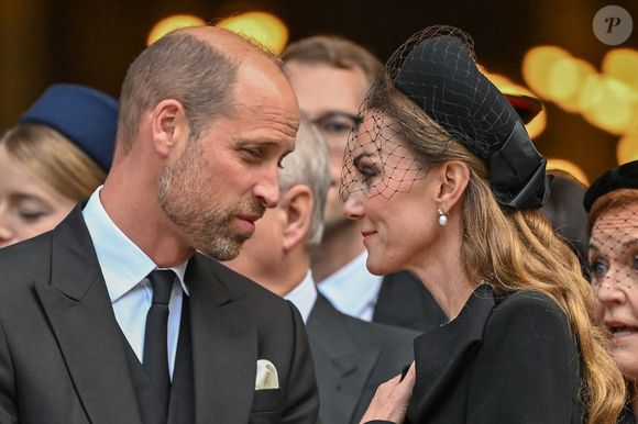 Le prince William, papa de trois enfants, était bouleversé par ces confidences.

La congrégation et les membres de la famille royale partent pour la messe de Requiem pour la duchesse de Kent à la cathédrale de Westminster, Londres. © Backgrid UK/ Bestimage