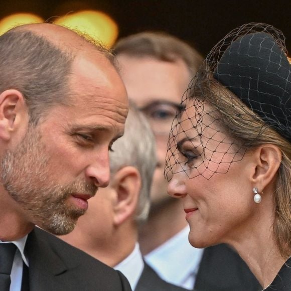 Le prince William, papa de trois enfants, était bouleversé par ces confidences.

La congrégation et les membres de la famille royale partent pour la messe de Requiem pour la duchesse de Kent à la cathédrale de Westminster, Londres. © Backgrid UK/ Bestimage