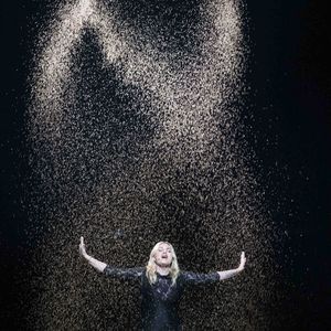 Louane reste tout de même fière d'avoir rendu hommage à sa mère à travers sa chanson "Maman".

Louane lors de la demi-finale de l'Eurovision à Bâle, en Suisse, le 13 mai 2025.

Photo : Baden Roth / ZUMA Press Wire
