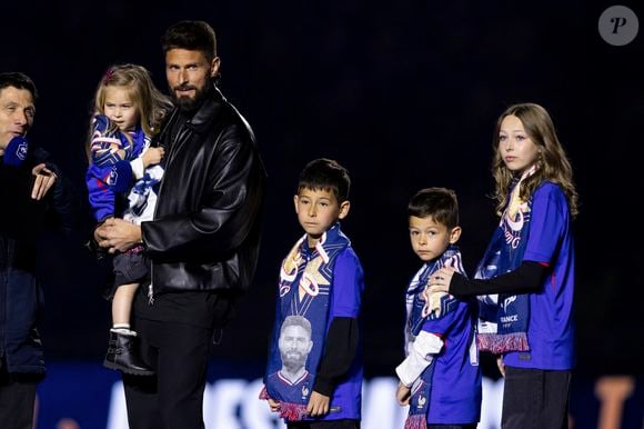 Olivier Giroud, entouré de ses enfants Aria, Aaron, Evan et Jade, reçoit un hommage au Stade de France avant le Quart de finale de la Ligue des Nations de l'UEFA 2025 "France - Croatie (2-0 / tab 5-4)" au Stade de France à Saint-Denis, le 23 mars 2025.
© Cyril Moreau/Bestimage
