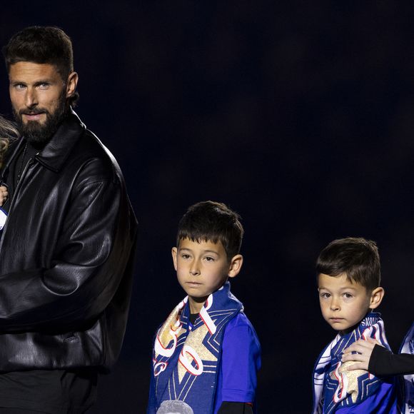 Olivier Giroud, entouré de ses enfants Aria, Aaron, Evan et Jade, reçoit un hommage au Stade de France avant le Quart de finale de la Ligue des Nations de l'UEFA 2025 "France - Croatie (2-0 / tab 5-4)" au Stade de France à Saint-Denis, le 23 mars 2025.
© Cyril Moreau/Bestimage