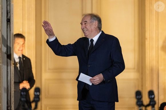 L'ancien Premier ministre Michel Barnier et le nouveau Premier ministre François Bayrou lors de la cérémonie de passation de pouvoir à l'hôtel Matignon à Paris, France, le 13 décembre 2024. © Eric Tschaen/Pool//Bestimage