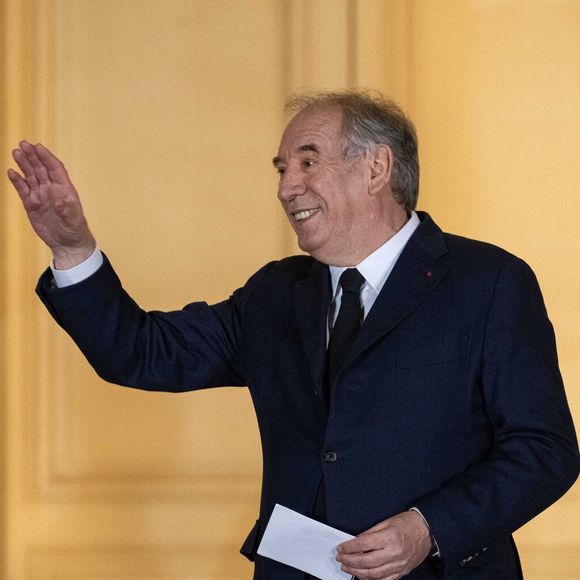 L'ancien Premier ministre Michel Barnier et le nouveau Premier ministre François Bayrou lors de la cérémonie de passation de pouvoir à l'hôtel Matignon à Paris, France, le 13 décembre 2024. © Eric Tschaen/Pool//Bestimage