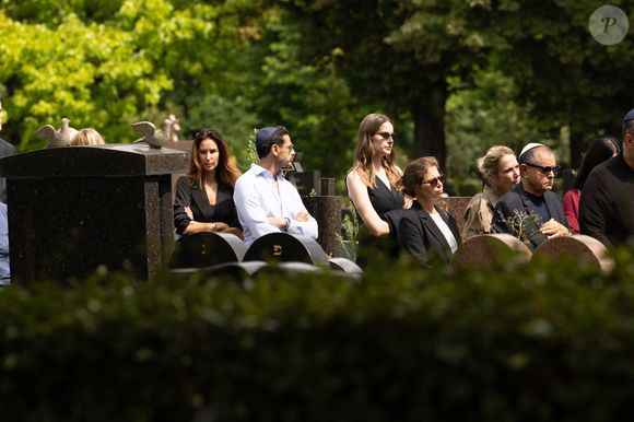 Mais où ils furent bien entourés

Exclusif - Edouard Nahum - Obsèques de Sabine Anthony au cimetière carré juif de Pantin, le 1er août 2025.