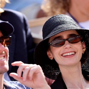 Lily Collins avec son mari Charlie McDowell - Célébrités dans les tribunes de la finale homme des Internationaux de France de Tennis de Roland Garros 2026 le 7 juin 2026. © Jacovides-Moreau/Bestimage