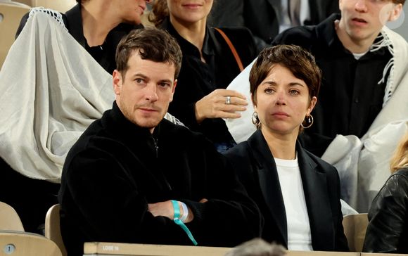 Alice Isaaz et Léo Dussollier dans les tribunes lors de la session du soir des Internationaux de France de Tennis de Roland Garros 2025, à Paris, France, le 4 juin 2025. © Jacovides-Moreau/Bestimage