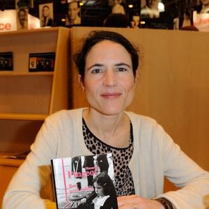 Mazarine Pingeot signant des exemplaires de son livre lors du 33ème Salon du Livre de Paris qui s'est tenu au Parc des Expositions, Porte de Versailles à Paris, France le 24 mars 2013. Photo par Alban Wyters/Abaca