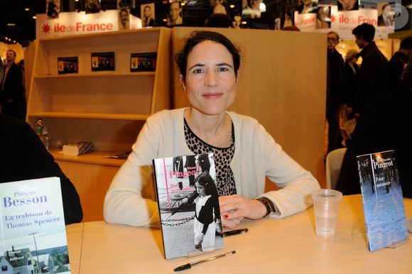 Mazarine Pingeot signant des exemplaires de son livre lors du 33ème Salon du Livre de Paris qui s'est tenu au Parc des Expositions, Porte de Versailles à Paris, France le 24 mars 2013. Photo par Alban Wyters/Abaca