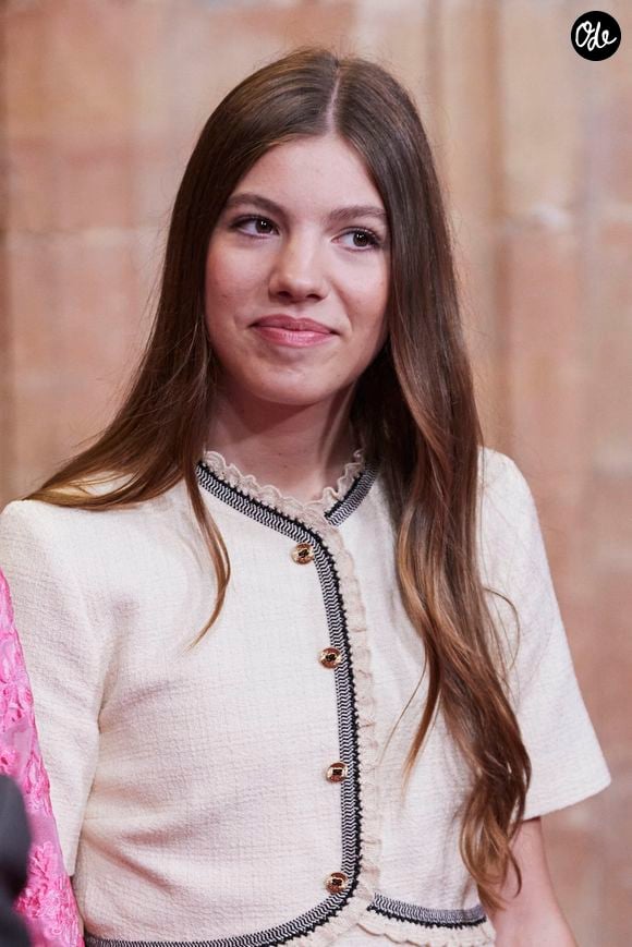 Malgré sa volonté de vivre comme une étudiante ordinaire, elle reste accompagnée par des agents de sécurité.

.L'infante Sofia d'Espagne - La famille royale d'Espagne accueille les lauréats du prix Princesse des Asturies lors d'une réception à Oviedo. © Lagencia / Bestimage