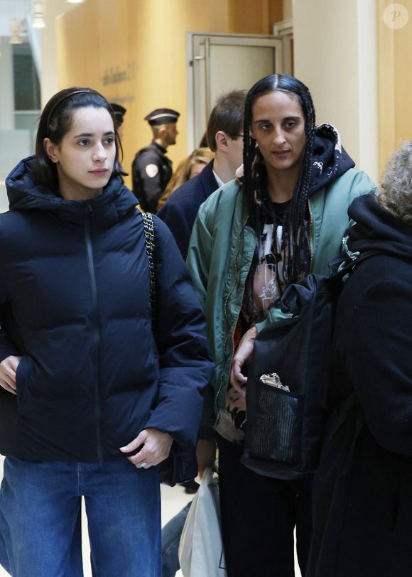 Iman Perez et Roxane Depardieu au procès de son père, G.Depardieu, au tribunal corectionnel de Paris, le 26 mars 2025. L'acteur est accusé d'avoir agressé sexuellement deux femmes en 2021 lors du tournage du film "Les volets verts" de J.Becker.
