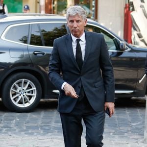 Perché sur une colline surplombant majestueusement la mythique baie de Pampelonne, le Château de la Messardière est un véritable paradis terrestre qui offre un cocktail irrésistible de prestige et de discrétion. Ce qui en fait le refuge doré des célébrités et des milliardaires.

Stéphane Courbit - Arrivées aux obsèques de Philippe Labro en l'église de Saint-Germain-des-Prés à Paris le 13 juin 2025. © Dominique Jacovides - Christophe Clovis / Bestimage