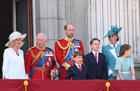 Le roi Charles III d'Angleterre et Camilla Parker Bowles, reine consort d'Angleterre, Le prince Louis de Galles, Le prince George de Galles, Le prince William, prince de Galles, Catherine (Kate) Middleton, princesse de Galles, La princesse Charlotte de Galles - Les membres de la famille royale britannique au balcon de Buckingham Palace lors de la cérémonie Trooping the Colour à Londres, le 14 juin 2025. Affecté par le crash du Boeing 787 Dreamliner à Ahmedabad du 12 juin, le souverain et les officiels porteront un brassard noir en hommage aux plus de 270 victimes. Bon nombre d'elles étaient des ressortissants britanniques. 
© Goff Inf / Bestimage