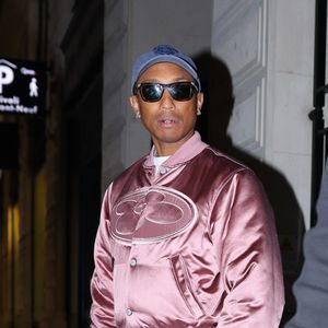 Le directeur artistique Pharrell Williams a imaginé une collection spectaculaire dédiée aux vacances et à la culture surf.

Jay Z et Pharrell Williams se retrouvent à la Fondation Louis Vuitton à Paris.

© Bestimage