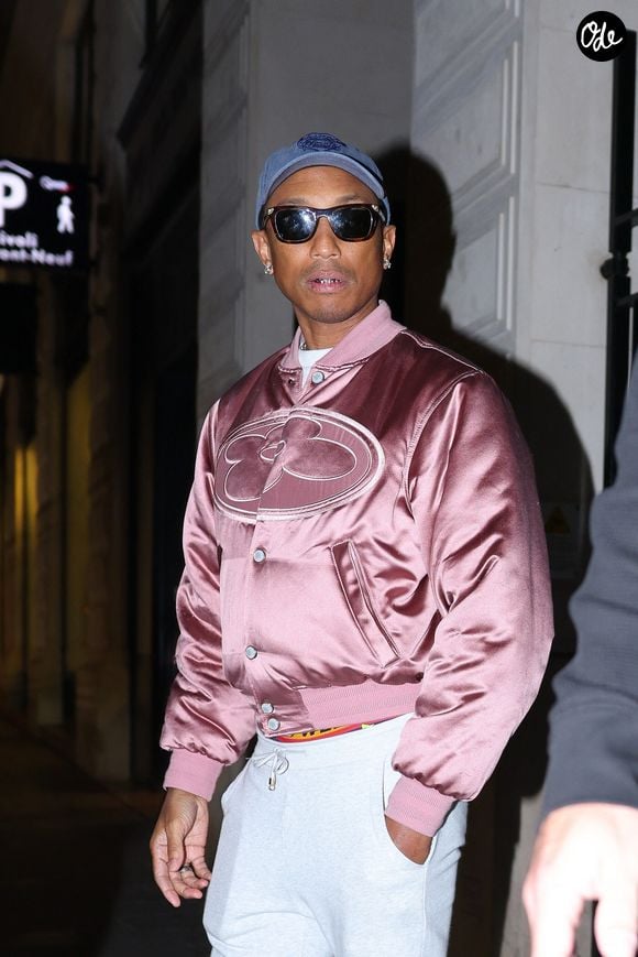 Le directeur artistique Pharrell Williams a imaginé une collection spectaculaire dédiée aux vacances et à la culture surf.

Jay Z et Pharrell Williams se retrouvent à la Fondation Louis Vuitton à Paris.

© Bestimage