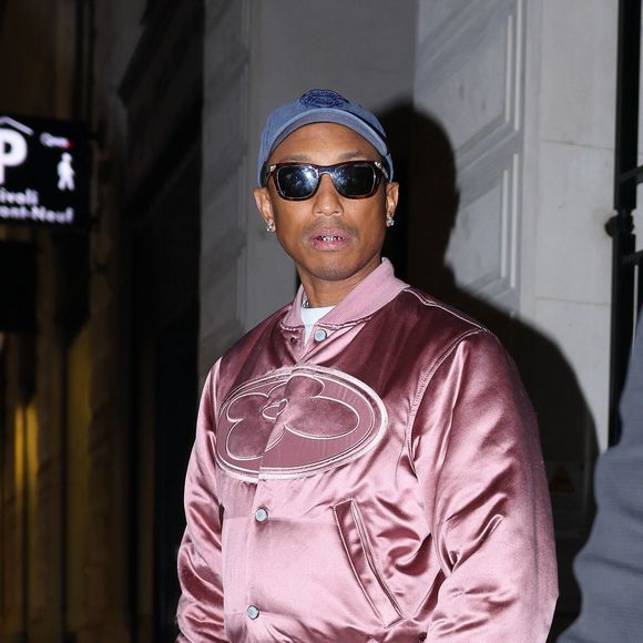 Le directeur artistique Pharrell Williams a imaginé une collection spectaculaire dédiée aux vacances et à la culture surf.

Jay Z et Pharrell Williams se retrouvent à la Fondation Louis Vuitton à Paris.

© Bestimage