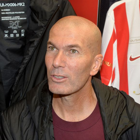 Zinedine Zidane durant la première édition du « match des légendes » opposant l'équipe des Légendes, les anciens de Cannes, à l'équipe des Etoiles avec pour capitaine Didier Deschamps, au stade Pierre de Coubertin à Cannes, le 30 octobre 2025. © Bruno Bebert / Dominique Jacovides / Bestimage