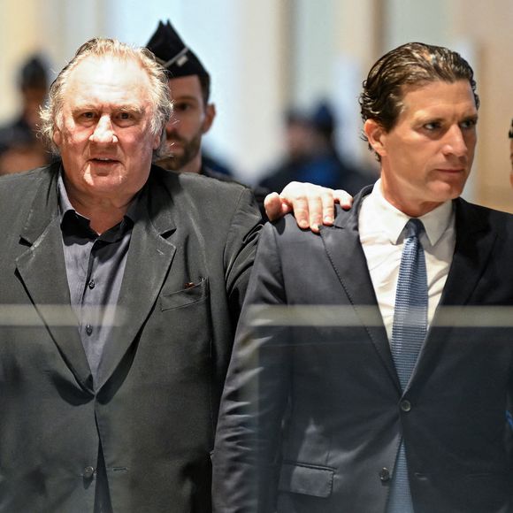 L'acteur français Gérard Depardieu arrive, avec son avocat Jérémie Assous, à l'ouverture de son procès pour agressions sexuelles sur deux femmes lors d'un tournage de film en 2021, au tribunal correctionnel de Paris, France, le 24 mars 2025. Depardieu, 76 ans, qui a réalisé plus de 200 films et séries télévisées, a été accusé de comportement inapproprié par une vingtaine de femmes, mais c'est la première affaire à être jugée. Les deux plaignantes - Amélie, 54 ans, décoratrice, et Sarah (nom modifié), 34 ans, assistante réalisatrice - allèguent une agression sexuelle lors du tournage en 2021 de « Les Volets Verts » du réalisateur Jean Becker. © Pierre Perusseau/Bestimage