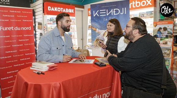Le chanteur Kendji Girac en séance de dédicaces pour son autobiographie Mi vida à la Librairie du Furet du Nord à Lille, France, le 1er octobre 2025. © Stephane Vansteenkiste/Bestimage