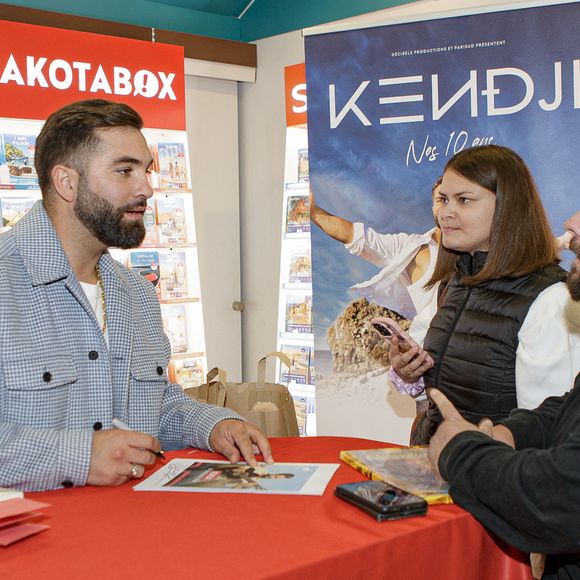 Le chanteur Kendji Girac en séance de dédicaces pour son autobiographie Mi vida à la Librairie du Furet du Nord à Lille, France, le 1er octobre 2025. © Stephane Vansteenkiste/Bestimage