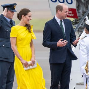 dans les Caraïbes

Le prince William et Catherine (Kate) Middleton sur le tarmac de l'aéroport Norman Manley lors de leur voyage officiel en Jamaique, le 22 mars 2022.
©Backgrid UK/ Bestimage