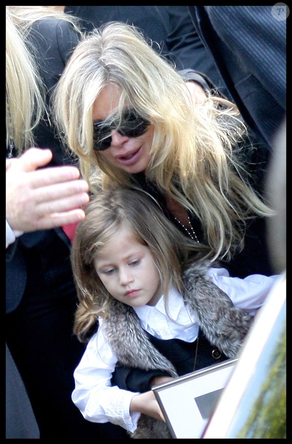 Valérie Bourdin et Sasha (fille de Filip Nikolic) aux obsèques de Filip Nikolic en l'Eglise Russe de Sainte Geneviève des Bois en 2009. © JACOVIDES-MOREAU / BESTIMAGE