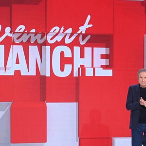 Exclusif - Michel Drucker - Enregistrement de l'émission Vivement dimanche au studio Rive gauche , presentée par Michel Drucker . Diffusion sur France 3 le 30 novembre 2025. © Guillaume Gaffiot / Bestimage