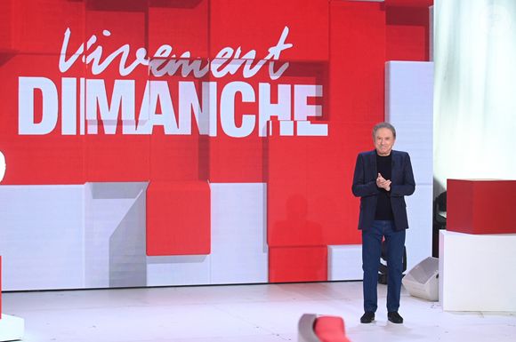 Exclusif - Michel Drucker - Enregistrement de l'émission Vivement dimanche au studio Rive gauche , presentée par Michel Drucker . Diffusion sur France 3 le 30 novembre 2025. © Guillaume Gaffiot / Bestimage