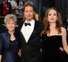 En 2012, elle avait publié une lettre polémique, mais Brad Pitt a publiquement défendu sa mère, soulignant sa douceur et sa sincérité.

Angelina Jolie et Brad Pitt entourés de ses parents Jane et William, lors des Oscars en février 2012. © Abaca