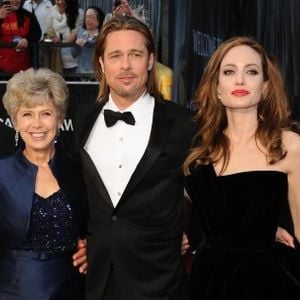 En 2012, elle avait publié une lettre polémique, mais Brad Pitt a publiquement défendu sa mère, soulignant sa douceur et sa sincérité.

Angelina Jolie et Brad Pitt entourés de ses parents Jane et William, lors des Oscars en février 2012. © Abaca