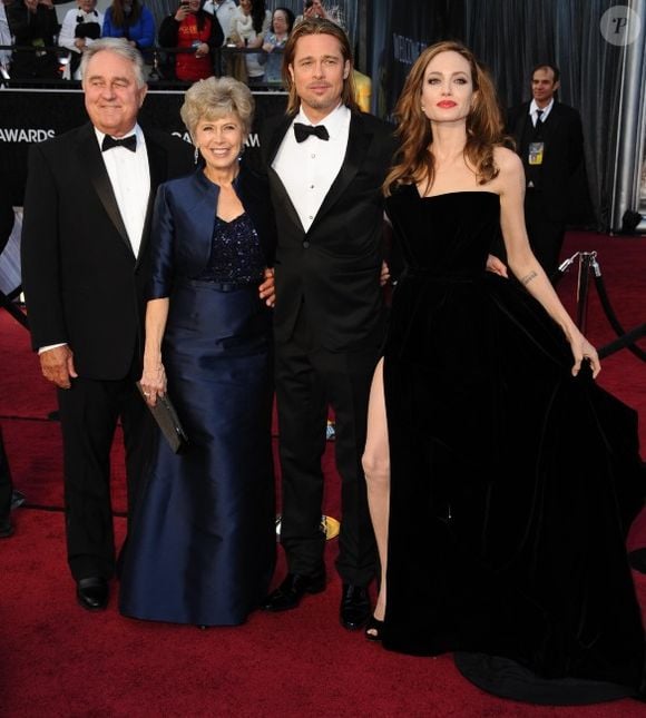 En 2012, elle avait publié une lettre polémique, mais Brad Pitt a publiquement défendu sa mère, soulignant sa douceur et sa sincérité.

Angelina Jolie et Brad Pitt entourés de ses parents Jane et William, lors des Oscars en février 2012. © Abaca