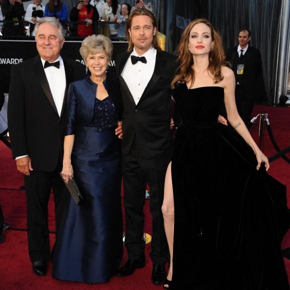 En 2012, elle avait publié une lettre polémique, mais Brad Pitt a publiquement défendu sa mère, soulignant sa douceur et sa sincérité.

Angelina Jolie et Brad Pitt entourés de ses parents Jane et William, lors des Oscars en février 2012. © Abaca
