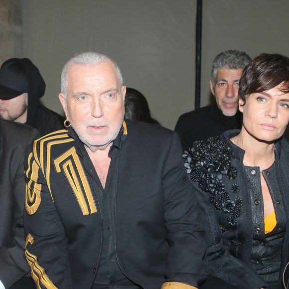 Cette dernière a confié que la vie aux côtés du rockeur n'était pas toujours facile. "Il peut être féroce", avait-elle même raconté lors d'une interview.


Bernard Lavilliers et sa femme Sophie Chevalier - People au défilé de mode "Julien Fournié", collection Haute-Couture printemps-été 2018, à Paris. Le 23 janvier 2018
© CVS - Veeren / Bestimage