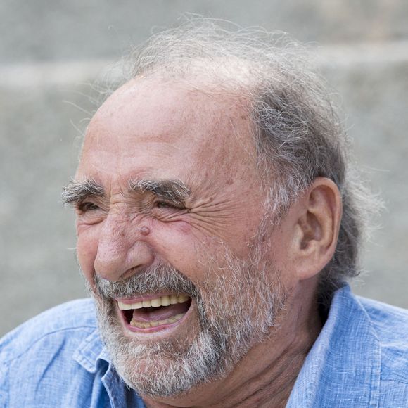 EXCLUSIF. Claude Brasseur pose dans le théâtre avant de jouer dans Le Tartuffe lors du 28e Festival de théâtre de Ramatuelle, à Ramatuelle, dans le sud de la France, le 7 août 2012. Photo par Cyril Bruneau/ABACAPRESS.COM
