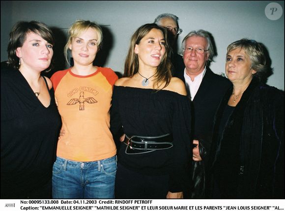 Emmanuelle, Mathilde et Marie-Amélie Seigner avec leurs aprents Jean-Louis et Aline, lors de la pièce Hedda Gabler, à Marigny à Paris, en 2003. Photo par rindoff/petroff
