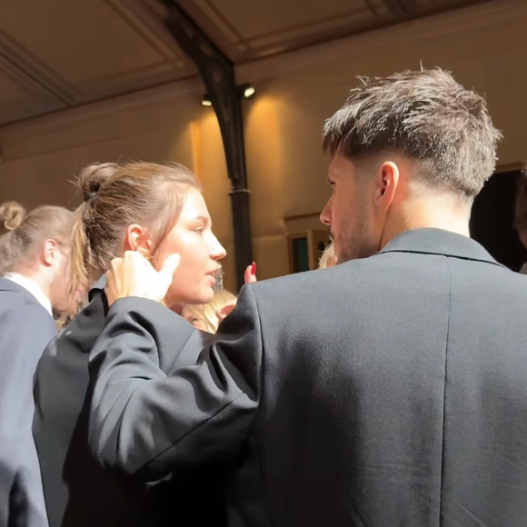 Au milieu des rires, François Civil a esquissé un geste tendre en caressant le visage de sa compagne.

Capture Instagram Gala