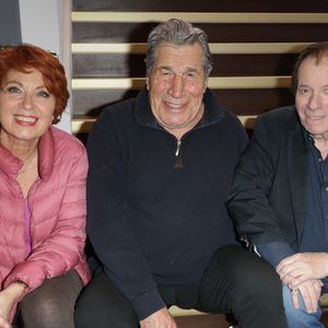 Véronique Genest, Jean-Pierre Castaldi et Daniel Russo - Anniversaire surprise de Popeck à l'occasion de ses 90 ans sur la scène du théâtre de Passy à Paris le 18 mai 2025. © Coadic Guirec/Bestimage