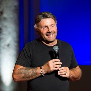 "On ne m'a pas dit : 'Ne parle pas de ça' ou 'Ne dis pas cette blague'. Après, oui, il y a des terrains sur lesquels je ne veux pas aller car je pense à ma fille de 7 ans qui écoute la radio dans la voiture, avec sa mère. Nous sommes une radio familiale avant tout".

Exclusif - Philippe Lellouche - P.Lellouche a joué son spectacle "Stand Alone" au théâtre de Verdure du 41ème Festival de Ramatuelle, le 8 août 2025
© Cyril Bruneau / Bestimage