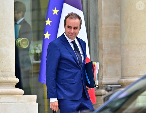 Son patrimoine est estimé à plus d’un million d’euros grâce à plusieurs biens immobiliers dans l’Eure.

Sébastien Lecornu, Ministre des Armées - Conseil des ministres au palais de l'Elysée à Paris, le 3 septembre 2025.
© Christian Liewig/Bestimage