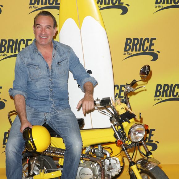 En effet, dimanche 6 avril, Jean Dujardin a fêté les 20 ans de "Brice de Nice" 

Jean Dujardin lors de la projection spéciale pour célébrer les 20 ans de Brice de Nice en présence de l'équipe du film au Grand Rex à Paris, France, le 6 avril 2025. © Coadic Guirec/Bestimage